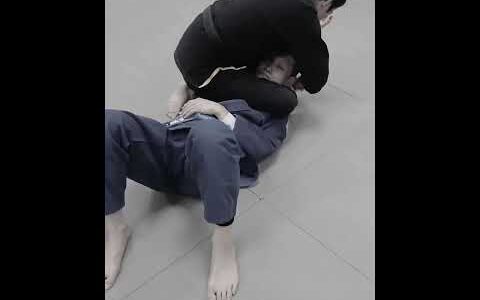 サイドポジションから三角絞め　Triangle choke from side position